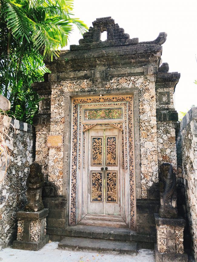 バリの家の門は、細かい模様が入っていてとても素敵です。