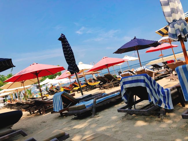 ホテルのビーチからの眺めです。いろんなホテルのビーチチェアが置いてあるようでしたが、人はそんなに多くなく、海で子どもたちが遊ぶ声を聞きながら、まったり過ごせます。