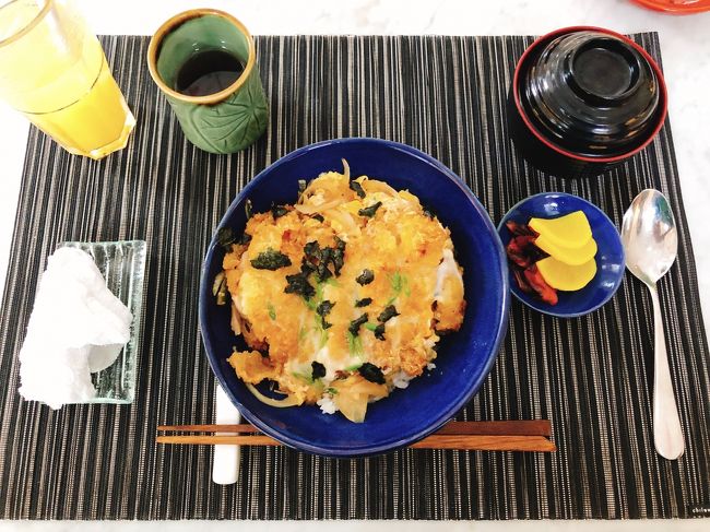 かつ丼を食べました。あぁ～醤油や出汁のにおいが久しぶり。味も美味しく満足でした。日本人の料理長がいるようなので、安心して日本食が食べれました。