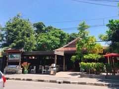 ホテルの真正面にある「Cafe Batujimbar」は、オシャレですが少し高いなぁという印象でした。