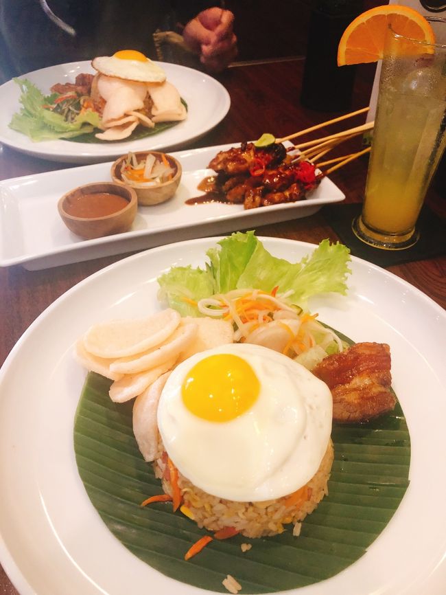 チャーハンの上に目玉焼きがのったような料理が、美味しくて食べやすかったです。
