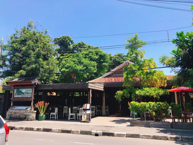 ホテルの真正面にある「Cafe Batujimbar」は、オシャレですが少し高いなぁという印象でした。