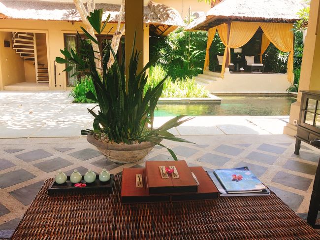 スパの事前アンケートに答え、オイルを選んで、スパスタートです。「カユマニスカルマ」というホットストーンマッサージをお願いしました。ホットストーンは思ったより熱いのですが、段々と慣れてきて、血行が良くなったように感じました。