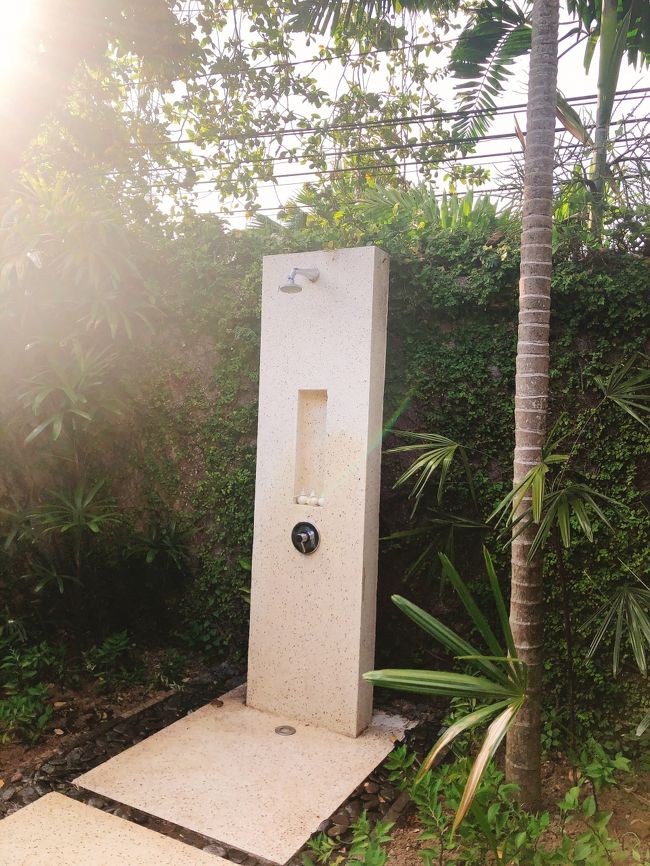 スパ終了後はシャワーを浴びれますが、このシャワーは解放感がありすぎて、勇気が出ませんでした（笑）。半屋内のシャワー付きの浴槽で軽く洗い流しました。