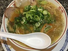 京都ラーメンらしくこってり濃厚なスープに細ストレート麺です。
