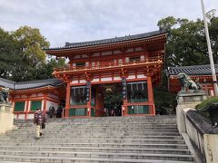 八坂神社を通り過ぎます。