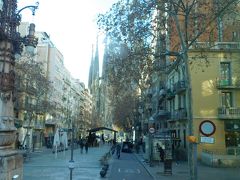 バルセロナ市内
遠くにサグラダファミリアが見えます。