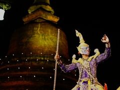 タイの伝統芸能コーンのショー。
