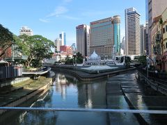 肝心のモスクはビル影に。
ここは夜のライトアップを眺める方が良いでしょう。