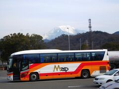 朝の9:05、ツアーバスで近江八幡駅出発。途中、長浜の神田PAで休憩。背景は、雪の伊吹山。