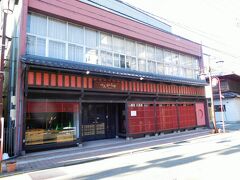 温泉街にある雰囲気のある店「べんがらや」