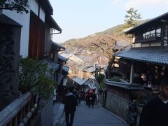  ここは三年坂（産寧坂）。ここまで歩いて来ると、私はいつも高台寺方面を振り返って見る。ここからの京都の眺めは素晴らしい。