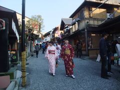 　私も観光客に交じってぶらぶらと清水寺方面に歩く。着物姿の人がかなりいる。京都に着物はよく似合う。