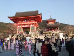 　清水寺にやってきた。清水寺はさすが世界文化遺産だけあって、この辺り観光客がいっぱいだ。