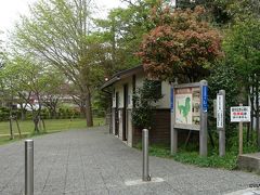 狭い道を通り最初に訪問した逗子市郷土資料館は閉鎖らしく、蘆花記念公園（逗子市桜山８丁目２２７５）の入口部で断念して次に進みます。