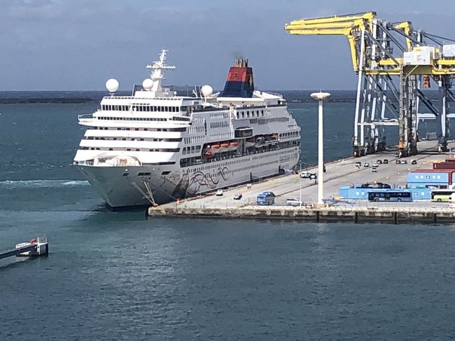 ヤバい！<br /><br />すでに、一隻入っているぞ！<br /><br />イミグレに何時間かかるんだろう？（4時間経っても降りれませんでした）