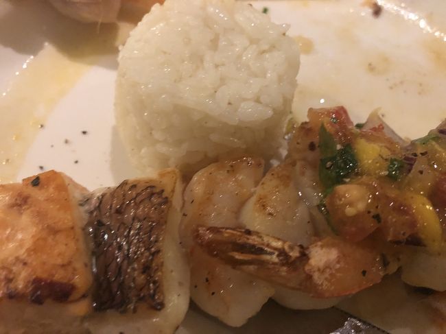 隣のハワイ在住の韓国マダムの魚貝の串焼き<br /><br />魚の匂いが、、、アンモニア臭い？<br /><br />で、マダムは 昔、かなりの美人だったみたいな感じなのですが、娘は白人と結婚したらしく、美形のお孫さんの写真を見せてくれた！<br /><br />そしたら、、、なんとーーー！ スターウォーズに出たと言うのよ？ アラモアナ ショッピングセンターの、スターウォーズの看板に、デカデカとお孫さんの顔が、、、！ <br /><br />キリッとした、意思の強そうな顔をした女の子！ で、帰国してから たまたまテレビの、ローグ ワンを見たら、、、いたーーー！ お孫さん！ ジーン役だ！<br /><br />すんげーー！ <br />なにげ～に セレブがいるのね～クルーズは？ マダムはホノルルで、アイスクリーム店を7つ経営してると言っていた！ 店の名前聞いたけど、忘れちゃった！    emiさんは知っていて、東京にも そのチェーン店があるとか？<br /><br />ちなみにマダムのご主人は、服がだんだんカジュアルになってきて、後半はアディダス着ていた！ 気合い入れて女装していたダリルは、、、あんぐり