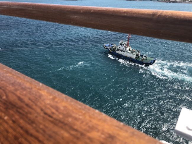 ロープを引っ張ってますね<br /><br />ココまではよかったのですが、、、入国審査が遅くて遅くて、、、4時間経っても降りられない！ 日本の恥だぁ～！ 沖縄の商店街は営業妨害で訴えましょう！ 3000人を入国させるのに、必要なインフラが整わない？ <br /><br />なら、ベトナムみたいに、審査官が基隆から乗り込めばイイやん！お互いのために！