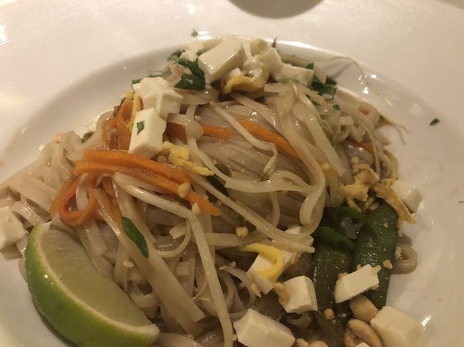 パッタイ！<br /><br />と、書いてあるが、、、恐ろしくめちゃくちゃな味！豆腐乗ってるし、、、ナンプラーは入っているが、ココナッツシュガーでなく、フツーの砂糖つかってるから、深みがない！ タマリンドが少なすぎて、、、ココに梅干し足せば、いくらかマシに<br /><br />ダリルはパッタイ嫌いなので、もちろんオーダーせず！ チョイと味見<br /><br />ちなみに、たくあんとか、いぶりがっこを入れるとパッタイは美味しくなるよ！ 生揚げもイイ！ 