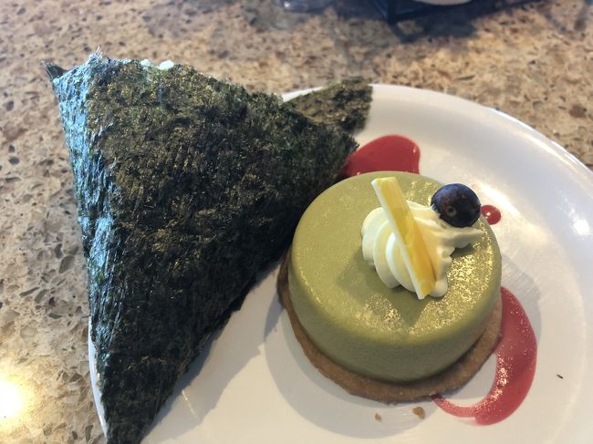 手巻き寿司と抹茶のムース<br /><br />ノリの葉酸と抹茶のカテキン摂取<br /><br /> emiさんに、葉酸とビタミンB12の不足を指摘しても、食べないので、、、   口の脇のクレバスは治らない！ 水溶性アズレンを持ってるから、自分ならスプレーするけれど、喉用なのでミントが入っているから、沁みるだろうな～？ <br /><br />ダリルも風邪の、葛根湯と小青竜湯をほぼ飲みきり、那覇で補給しなければ、、、！ 7日飲み続けは、、、明らかにおかしい?  どーゆー風邪なんだ？  海外の菌だとしか思えない？ 4人に1人は、ゲホゲホしてる船内