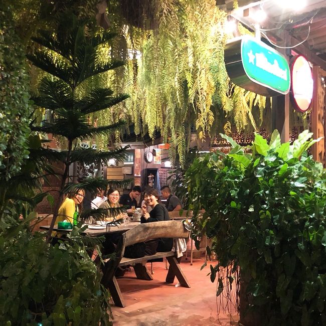 Ｅちゃんは、もう1泊お友達のお宅にホームステイします。そのお友達2人がホテルに私達をピックアップに来てくれました。私達より一回り以上若い彼女達、礼儀正しくて素敵な女性達です。空港近くのタイレストランで一緒に夕食をいただきました。