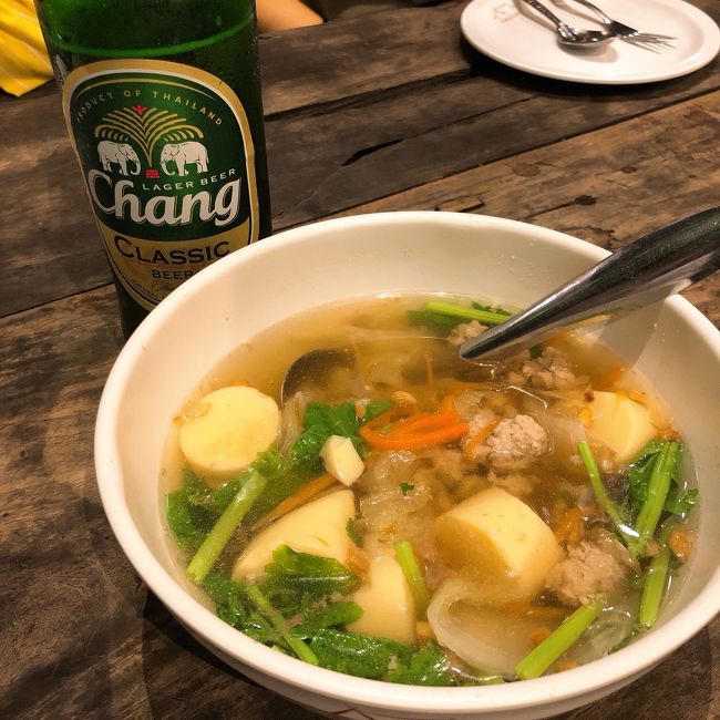 私はこの頃から胃の調子が悪くなり、（多分、刺激物の食べ過ぎと冷たい物の呑み過ぎ+疲れでしょう）体に優しいスープをオーダー。ちなみにビールはＥちゃん用です！