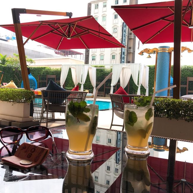 帰国便は22時過ぎのフライトなので、最終日の今日は、18:00までのレイトチェックアウトを付けました。14時～16時までプールバーでハッピーアワーを開催していたので、モヒートを頂きます♪