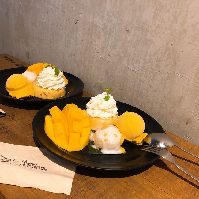 買い物の途中でデザートタイム。バンコクと言ったらマンゴタンゴ！初めて食べたけど、美味しくてスイーツがそんなに得意じゃない私でもペロリと1皿食べちゃいました！<br /><br />オーダー前は一人一皿食べれるか不安で「シェアしよう」とＥちゃんに言ったら、「大丈夫、食べれるよ！」と･･･。ほんとその通りでした（笑）<br /><br />