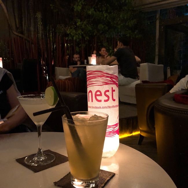 近くのBarで〆の1杯。ここもルーフトップバーですが、昨夜とは違って高層階ではないけれど、ゆったりとして落ち着けるお店でした。<br /><br />Nest Rooftop Lounge<br />https://www.tripadvisor.jp/Restaurant_Review-g293916-d3744994-Reviews-Nest_Rooftop_Lounge-Bangkok.html