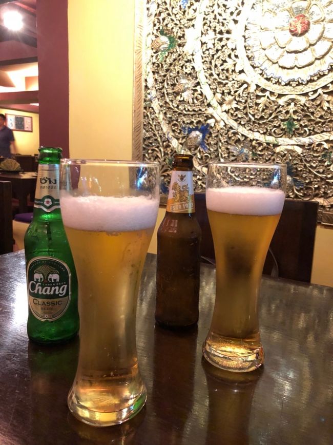 ホテルまで送ってもらい、PAOさん達とお別れしました。皆さん、初対面の私にも良くしてくれて、タイの人達の優しさや生活に触れ合う事が出来た貴重な一日でした。それもＥちゃんと一緒だから体験出来たので、そんなことを彼女に感謝しつつビールで乾杯！ホテル近くのタイ料理屋で夕食です。