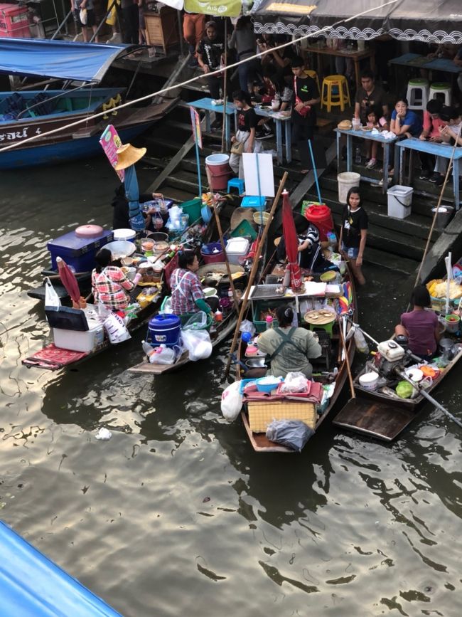 河岸にはレストランやお土産屋さんなど、たくさん並んでいます。