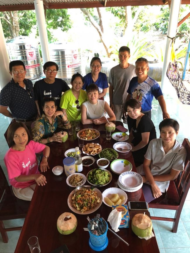 カメラマンを含め総勢12名！タイの大家族！？の一員になった気分です(笑)