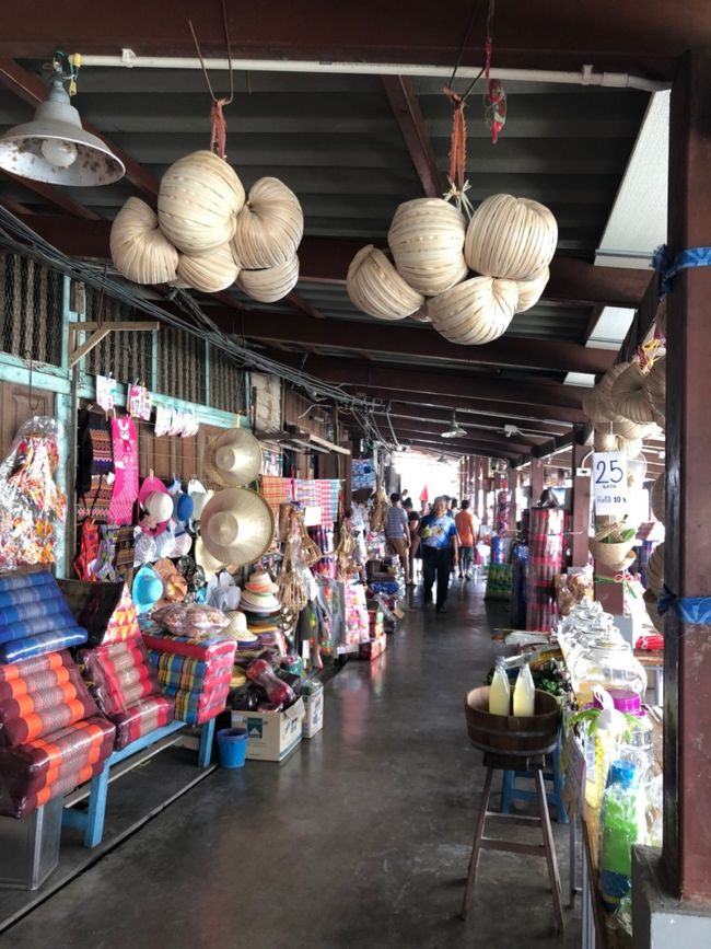 川沿いにこんな感じでお土産屋さんやレストラン・カフェがありました。ほのぼのする感じ(笑)