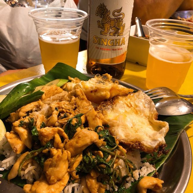 土曜の夜という事もあり、人人人！すごい人でした。<br /><br />ワンピース、サンダル、ショールを買い、今夜はガパオ専門店で夕飯です。