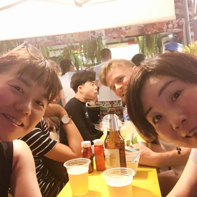 ガパオを待つ間、写真を撮っていたら、後ろの陽気なお兄さんも入ってくれました(笑)