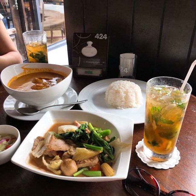 マッサマンカレーと野菜炒めを頂きました。ご飯を半分づつ分けて食べてちょうど良い量でした。