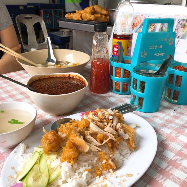 Ｅちゃんは、ガイヤーン風ごはんを。でも、ご飯がかなりパサパサしていたらしく、付け合わせのスープをかけながらお雑炊風にして食べてました（苦笑）