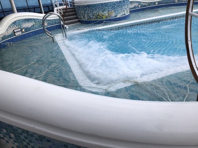 つ、津波だぁ～～<br /><br />防波堤を越えて、波が来たぞ～～<br /><br />この後、頭からカブリましたよ！ この日は泳げなくて残念！