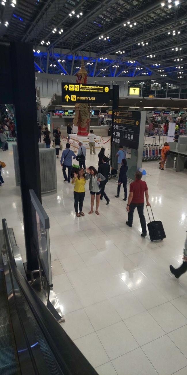 私だけ一足お先に帰国なので、ここでお別れ。Ｅちゃんとお友達がゲート近くまで見送りに来てくれました。弾丸だったけど、十分に満喫できたバンコク！Ｅちゃん、誘ってくれてありがとう♪またマイル貯めて、どこか一緒に行こうね☆
