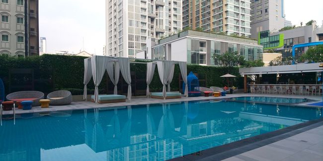 都市部のホテルなのに、ビーチリゾートのようなプール！Barまであって、呑んべえの私達にはうれしい限りです！ъ( ﾟｰ^)ｲｪｰ♪<br /><br />チェックインが14:00なので、それまで市内観光に行く事にしました。