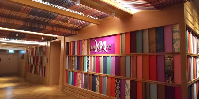 早朝５時半ごろバンコクに到着。空港からホテルまではタクシーで移動。今回のホテルは、BTS（鉄道）のNANA駅近くにある「メルキュール　バンコク　スクンビット11」。タイシルクで飾られたフロントの壁が素敵でした！