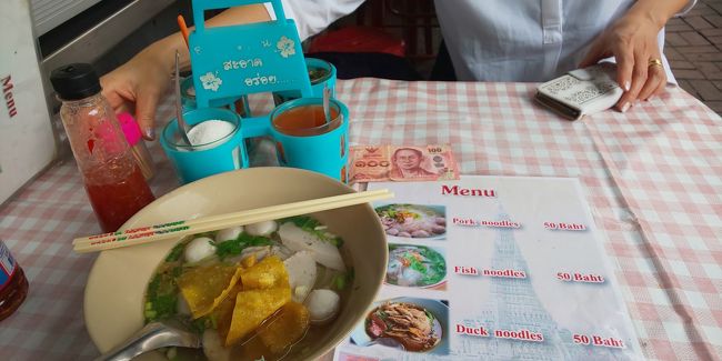 機内食をつまむ程度しか食べていなかったので、小腹が空いてきました。敷地内にある食堂で何か食べようって事で、私は50バーツのfish noodlesをチョイス。優しいお味のスープなので、テーブルにある調味料を入れて、カスタマイズして食べます。美味しかった♪