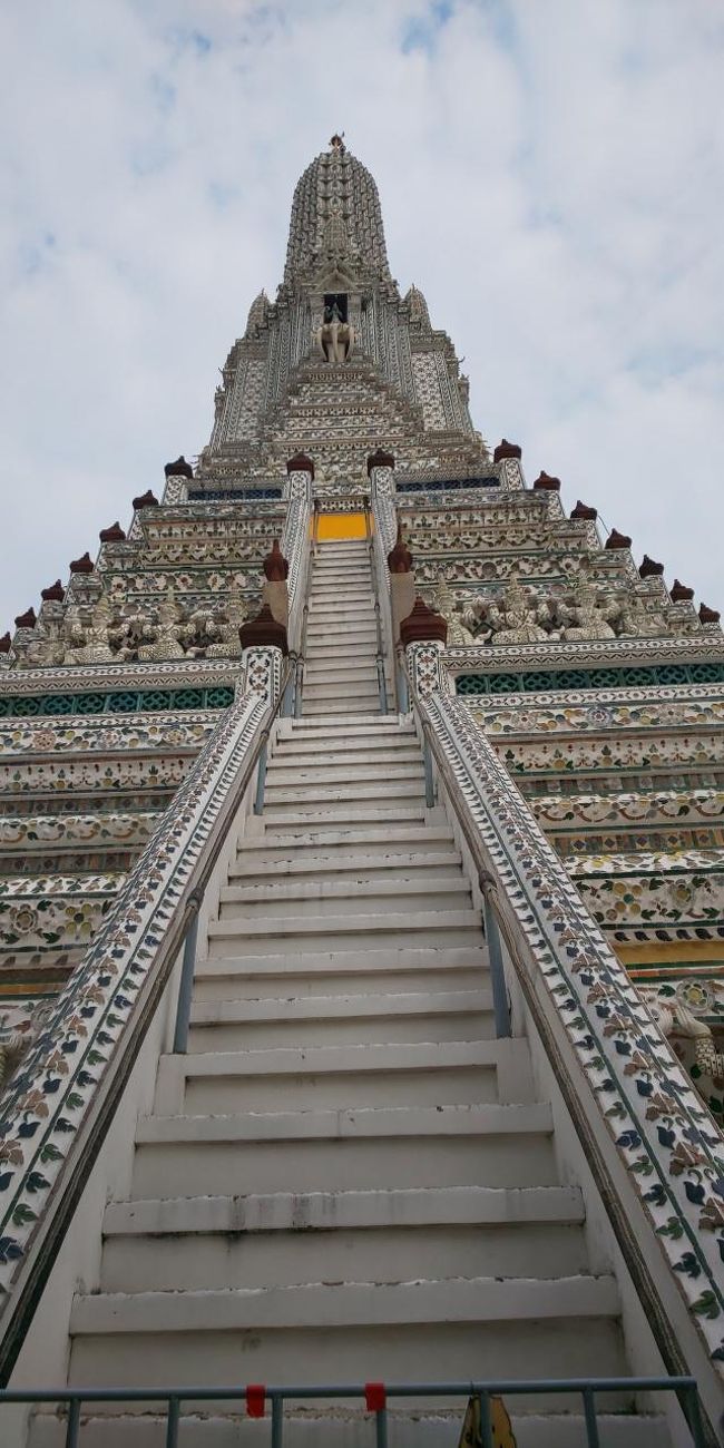 リノベーションされる前は上まで登れたみたいですが、現在は柵があって登れませんでした。