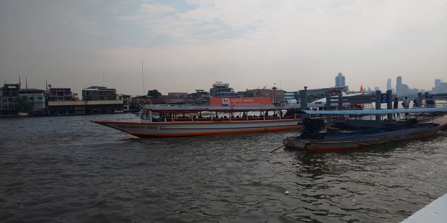 ワットアルンとワットポーを観たいバンコク初心者の私の為に、バンコクエキスパートのＥちゃんが案内してくれました。BTSを乗り継ぎ、水上バスに乗って、ワットアルンに向かいます。