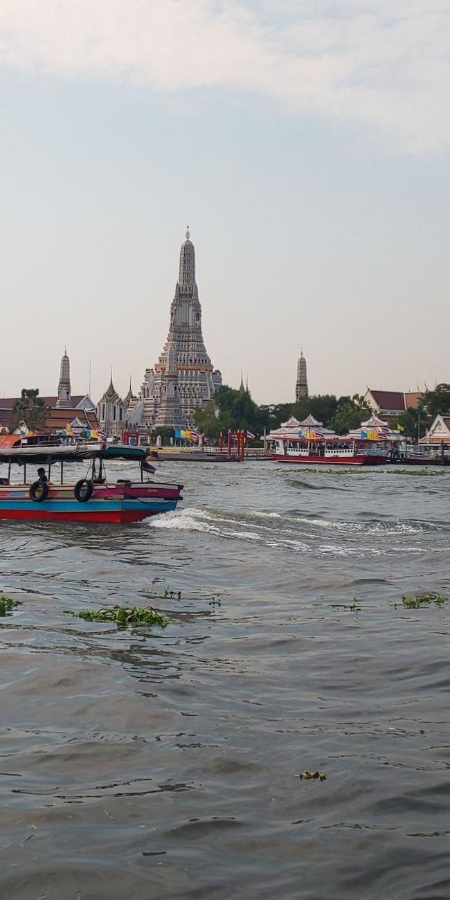 心地よい風に吹かれながら景色を眺めていると、ワットアルンが見えてきました！