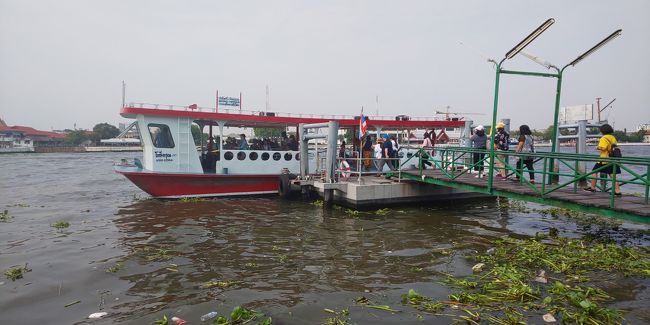 次は対岸にあるワットポーに行く為、渡し船に乗ります。