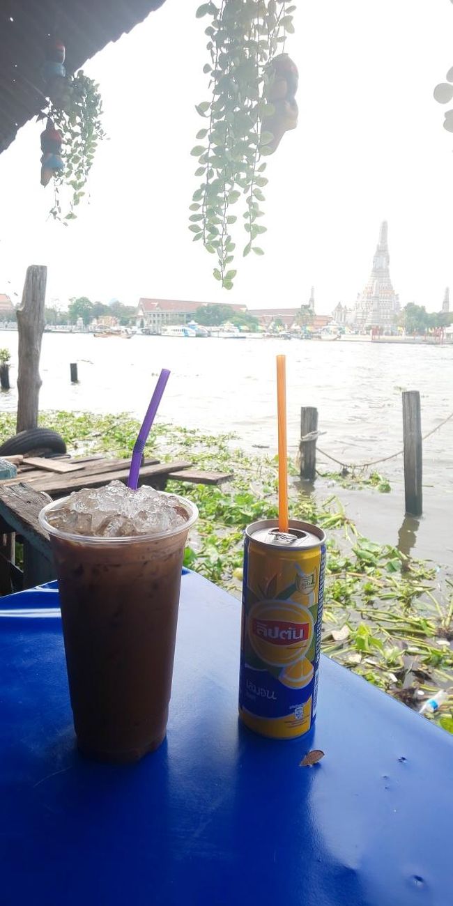 喉も乾いたので、船着き場にあるカフェ！？で渡し船が到着するまで休憩。先ほど行ったワットアルンが見え、どことなく風情があって、のんびりできます。ただ、川の水が汚いのがちょっと残念ですが。