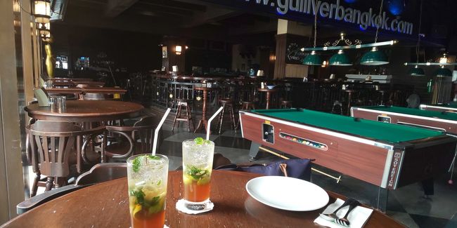 NANA駅に戻り、Ｅちゃん御用達のマッサージ屋さんに行きます。が、マッサージ師のお姉さんに電話すると混んでるみたいで「1時間後に来て！」と言われたので、近くのお店で軽くランチでも食べながら待つ事に。まずはモヒートで乾杯！<br /><br />Gulliver Pub &amp; Restaurant<br />https://www.tripadvisor.jp/Restaurant_Review-g293916-d3713403-Reviews-Gulliver_Pub_Restaurant-Bangkok.html