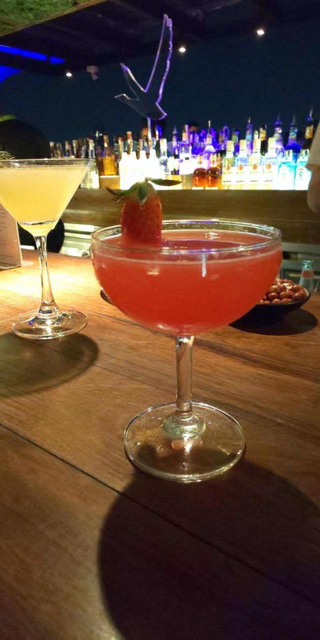 フローズン・ストロベリーマルガリータを頼んだつもりが、普通のストロベリーマルガリータが来た！(笑)　店内は、音楽がガンガンで踊っている方もいました。<br /><br />Above Eleven<br />https://www.tripadvisor.jp/Restaurant_Review-g293916-d3179101-Reviews-Above_Eleven-Bangkok.html