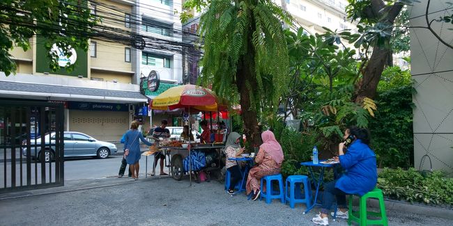 翌朝、今日はホテル近くの駐車場入口で営業している屋台飯で朝食です。